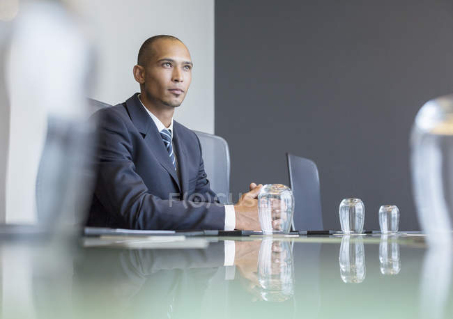 Nachdenklicher Geschäftsmann sitzt in Besprechung — Stockfoto