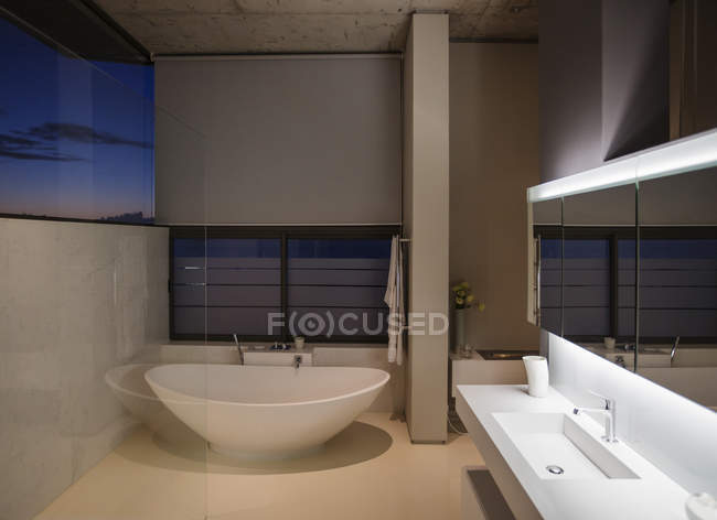 Baignoire trempée dans la salle de bain moderne, intérieur — Photo de stock