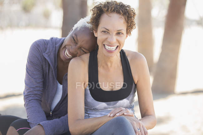 Щасливі афро-американських пари сміятися на відкритому повітрі — стокове фото