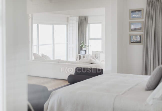 Schlafzimmer im modernen Luxus-Haus — Stockfoto