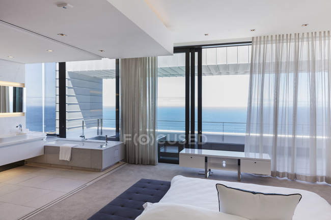Сучасна спальня з видом на океан — стокове фото
