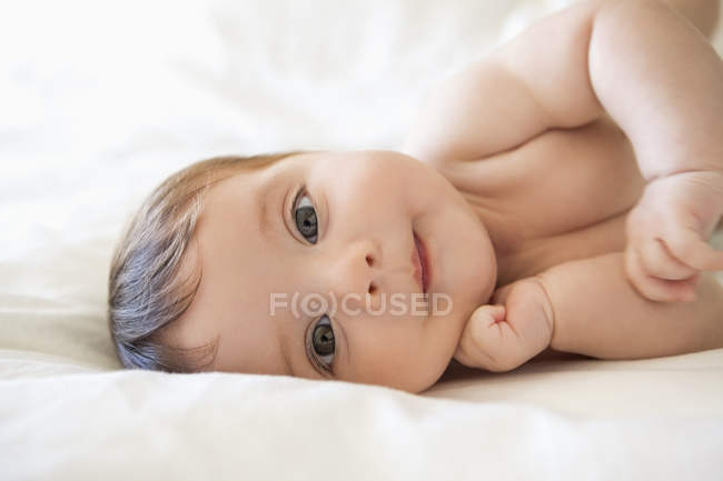Adorabile bambina sdraiata sul letto — Foto stock