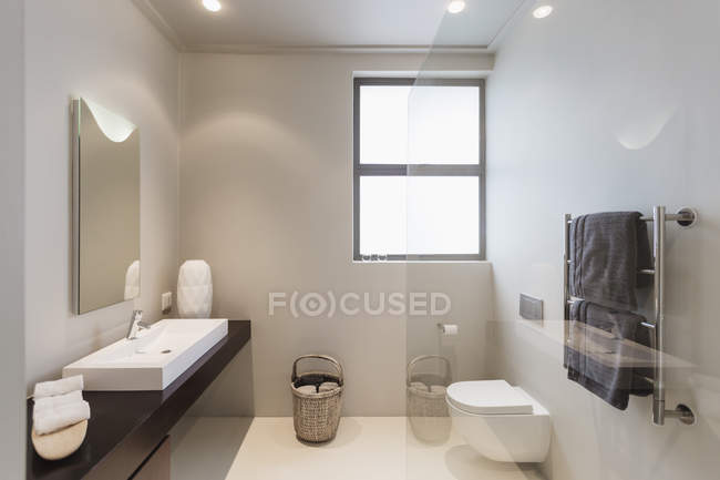 Interior de lujo de la casa moderna, baño — horizontal, Confort - Stock  Photo | #199360914