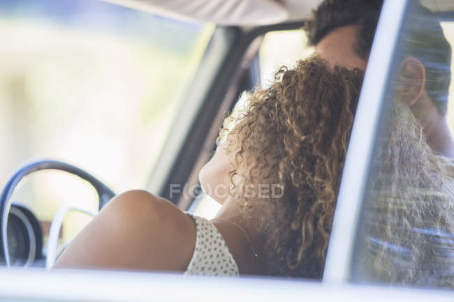 Feliz casal moderno desfrutando de passeio de carro no dia ensolarado — Fotografia de Stock
