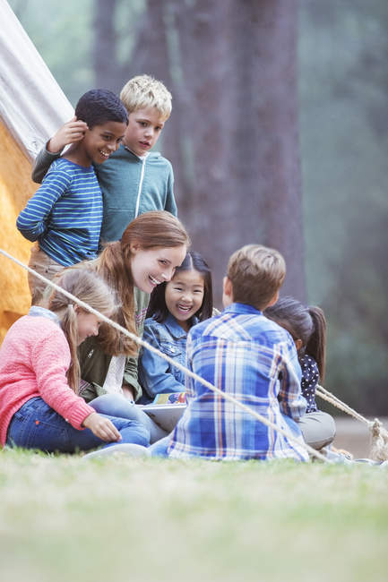 Schüler und Lehrer lesen auf dem Campingplatz — Stockfoto