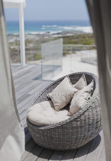 Плетений стілець з подушками сучасний будинок — стокове фото