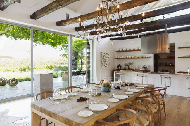 Lampadario sopra tavolo da pranzo in casa moderna — Foto stock