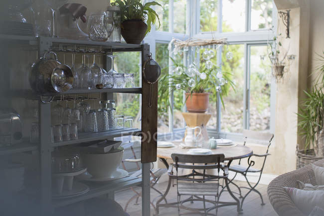 Tisch im Wintergarten gegen Fenster am Tag — Stockfoto