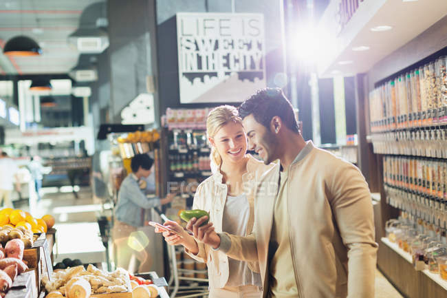 Young couple grocery shopping in market — Stock Photo