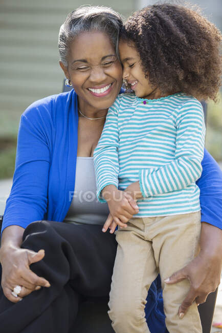 Primer plano de la abuela y nieta sonrientes - foto de stock