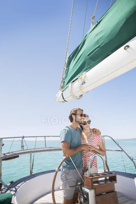 Paar steuert gemeinsam Segelboot — Stockfoto