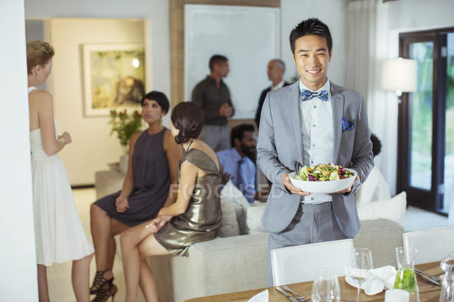Mann serviert Essen auf Dinnerparty — Stockfoto