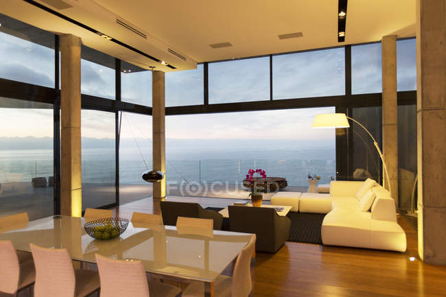 Moderna sala de estar con vistas al océano - foto de stock