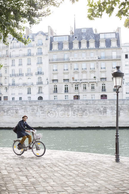 Homem andando de bicicleta ao longo do Rio Sena, Paris, França — Fotografia de Stock
