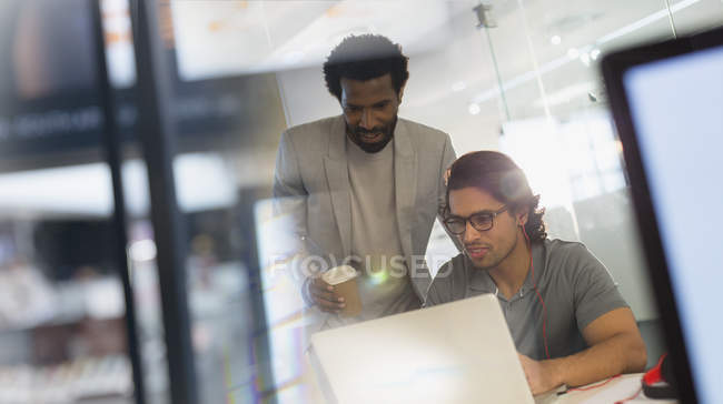 Empresarios creativos trabajando en la computadora portátil en la oficina - foto de stock