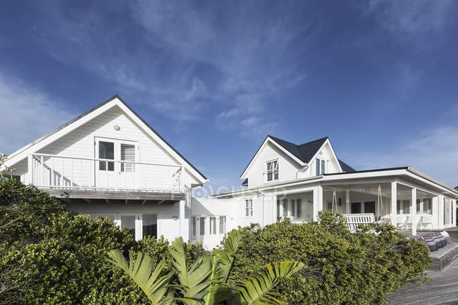 Sunny white home showcase exterior under blue sky — Stock Photo
