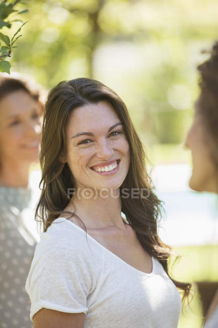 Щаслива біла жінка посміхається на відкритому повітрі — стокове фото