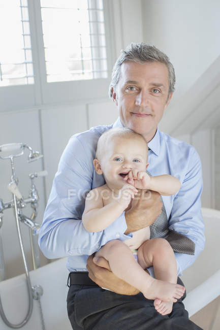 Père tenant bébé dans la salle de bain — Photo de stock