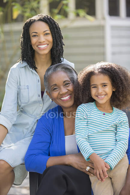 Portrait de femmes souriantes de plusieurs générations à l'extérieur — Photo de stock