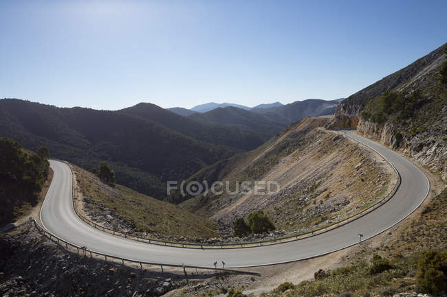 Vista de montañas y camino sinuoso - foto de stock