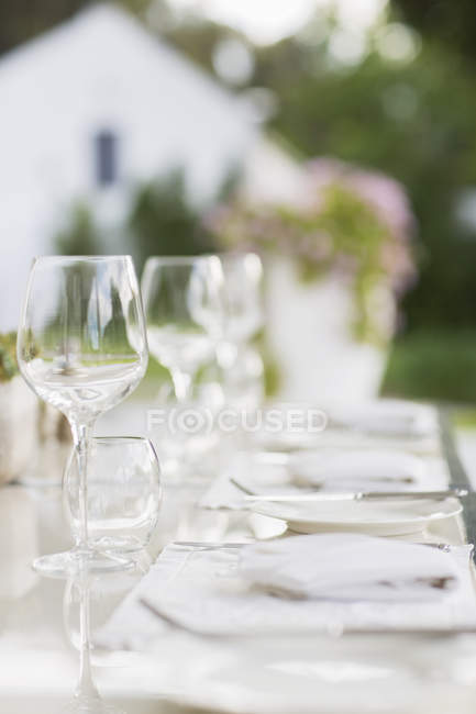 Place settings on patio table — Stock Photo