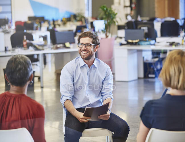 Geschäftsmann lächelt bei Meeting im modernen Büro — Stockfoto