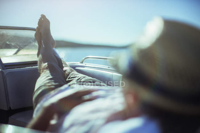 Homem relaxante no barco perto da praia — Fotografia de Stock