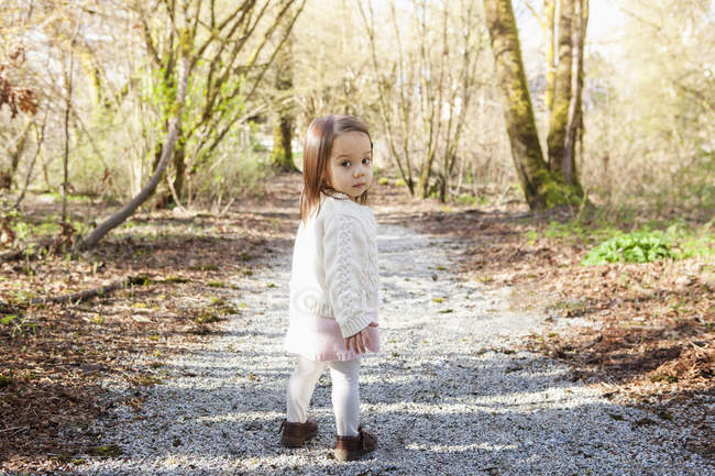 Bambina che cammina sul sentiero di ghiaia — Foto stock