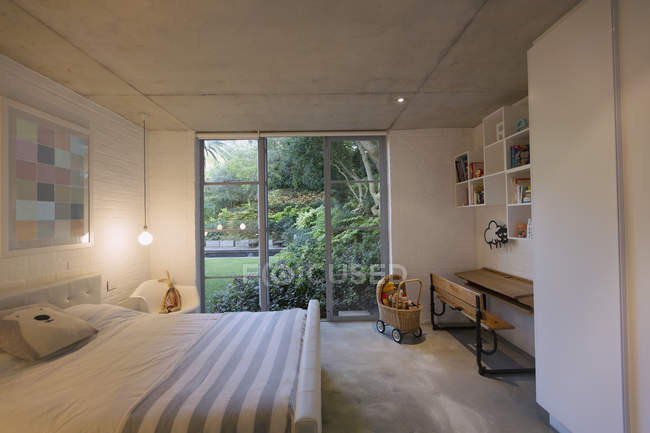 Домашня вітрина інтер'єру дитячої спальні відкрита для саду — стокове фото
