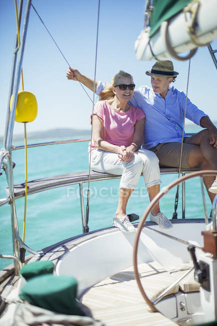 Coppia seduta in barca insieme sull'acqua — Foto stock