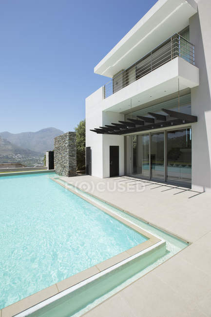 Modern house and swimming pool — Stock Photo