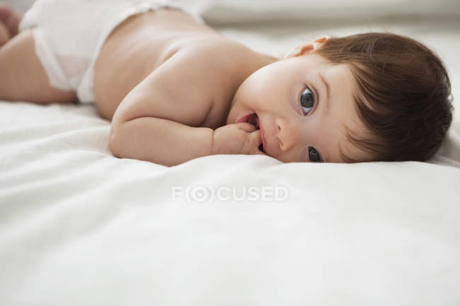 Чарівна дівчинка лежить на ліжку — стокове фото