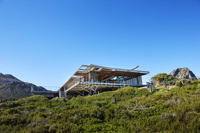 Современный роскошный дом витрина снаружи под солнечным голубым небом — стоковое фото