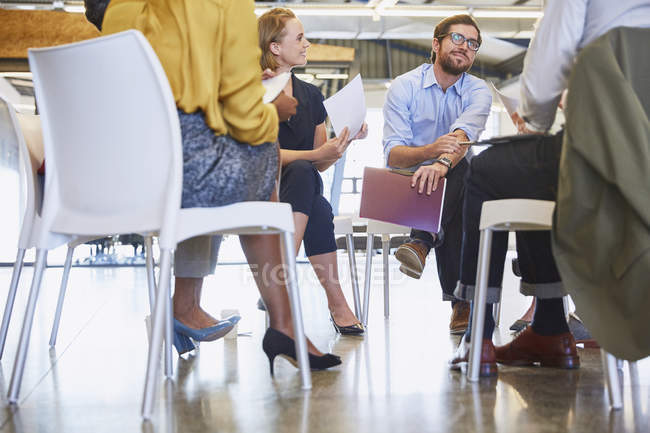 Ділових людей говорити в зустрічі коло в сучасному офісі — стокове фото