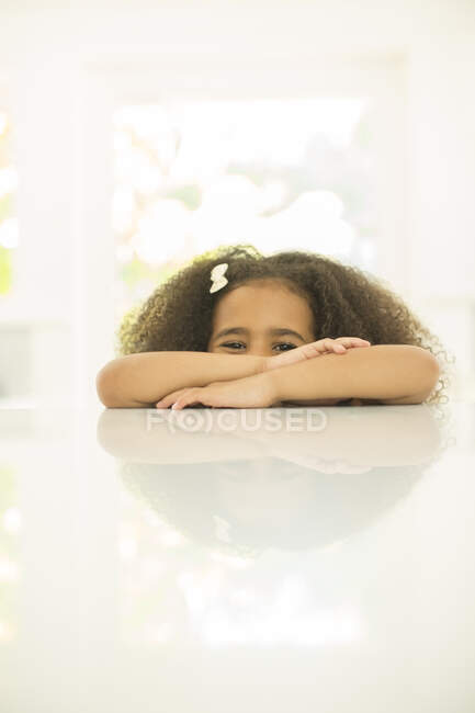 Retrato de menina, apoiando-se na tabela — Fotografia de Stock