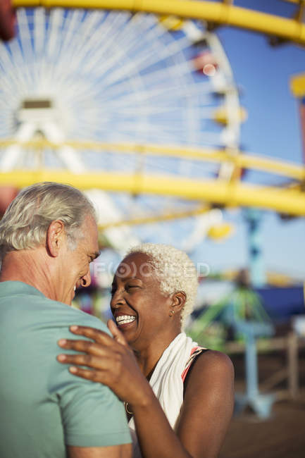 Coppia anziana entusiasta a parco di divertimenti — Foto stock