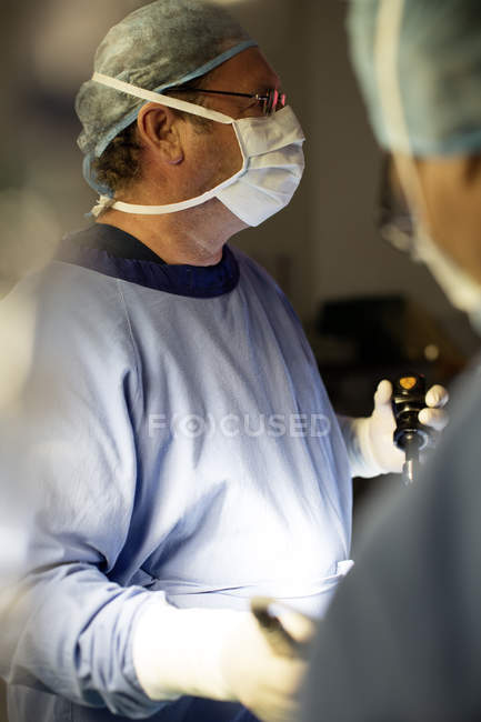 Médico realizando cirurgia laparoscópica em sala de operações — Fotografia de Stock
