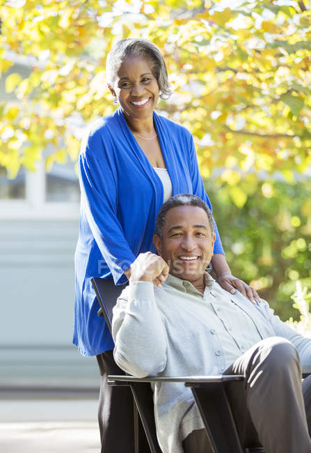 Portrait de couple de personnes âgées souriantes à l'extérieur — Photo de stock