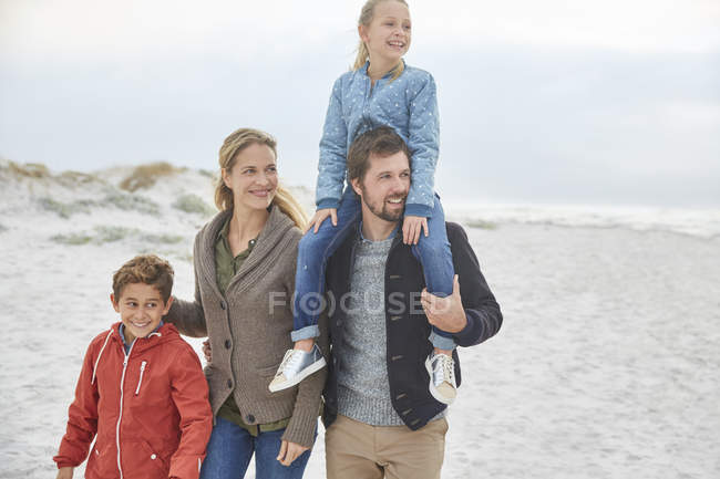 Family walking on winter beach together — Stock Photo