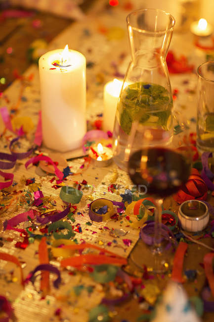 Свічки на столі на вечірці — стокове фото