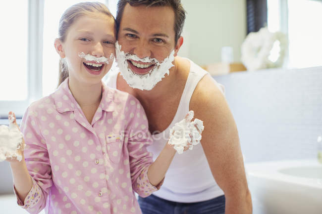 Padre e hija jugando con crema de afeitar - foto de stock