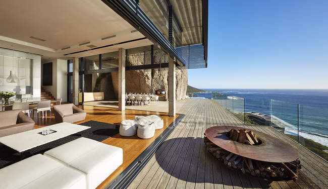 Lujosa casa moderna con chimenea en terraza - foto de stock