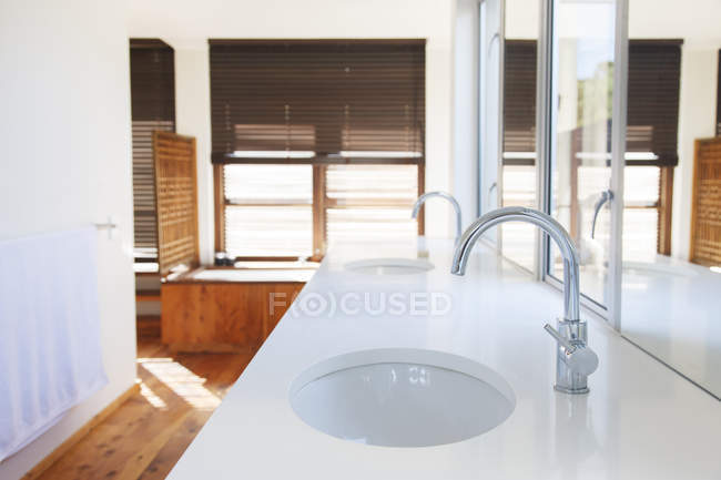 Sinks, counter, and mirrors in modern bathroom — Stock Photo