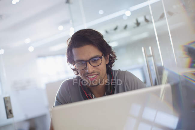 Усміхнений креативний бізнесмен працює на ноутбуці — стокове фото
