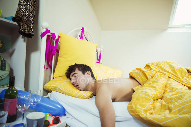 Hombre durmiendo en la cama después de la fiesta - foto de stock