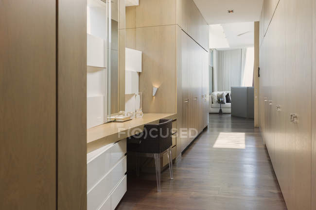 Maison de luxe moderne vitrine couloir en bois — Photo de stock