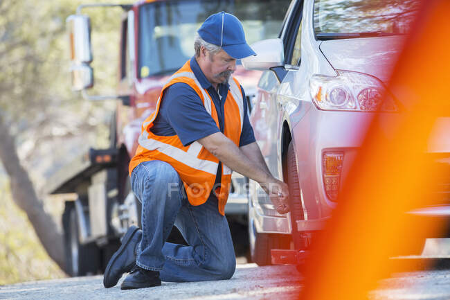 Mécanicien routier réparer pneu crevé — Photo de stock