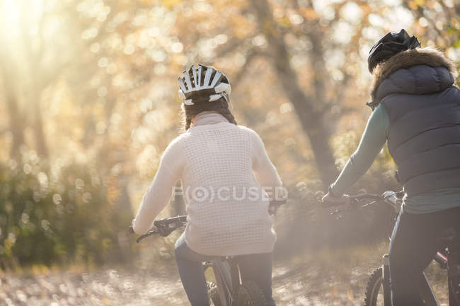 Мать и дочь катаются на велосипеде в лесу — стоковое фото