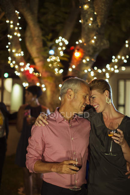 Пара объятий на ночной вечеринке — стоковое фото