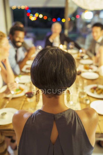 Frau sitzt auf Dinnerparty — Stockfoto